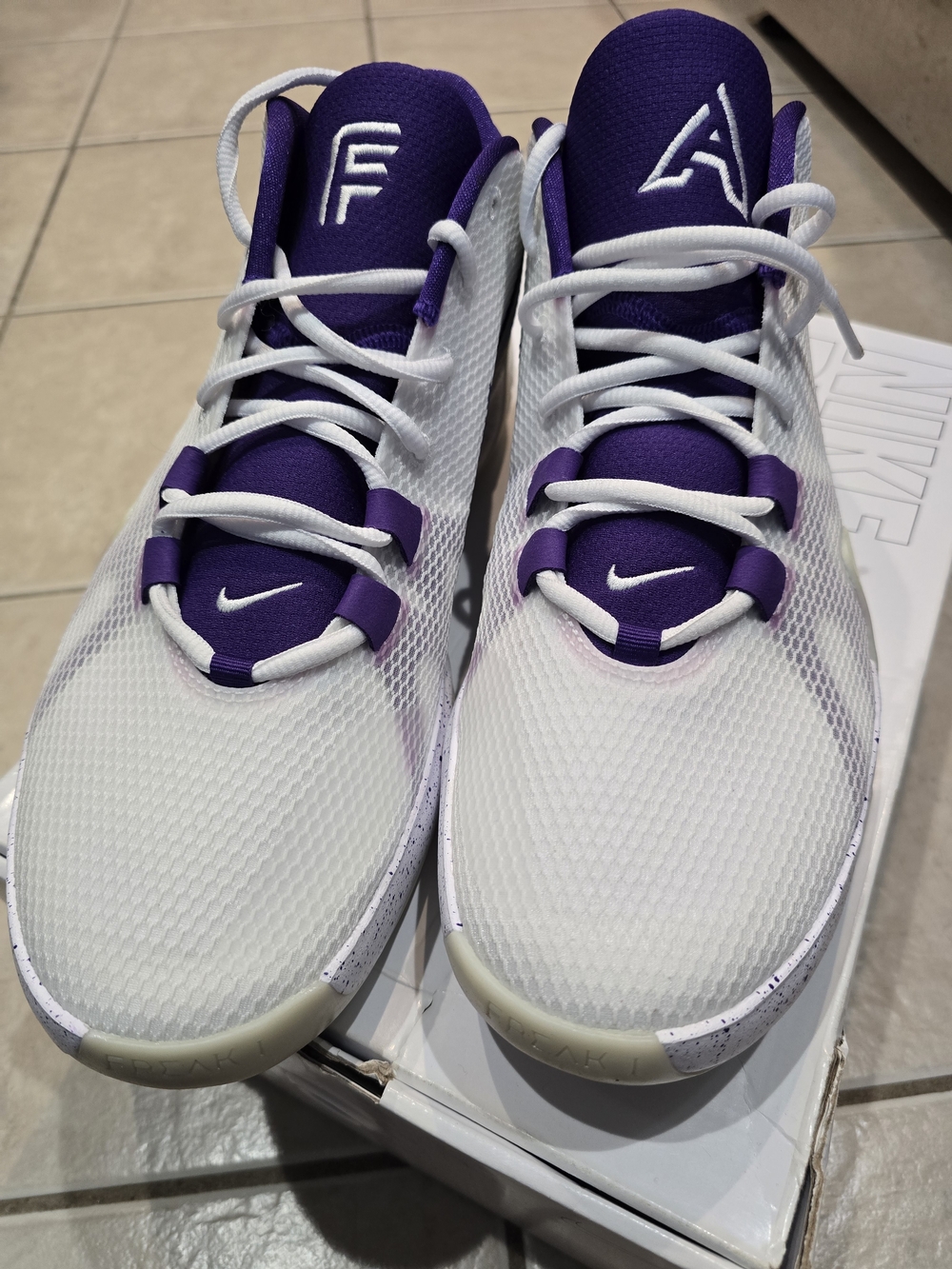 Nike Custom Men’s White and Purple Performance Sneakers 11.5 NEW